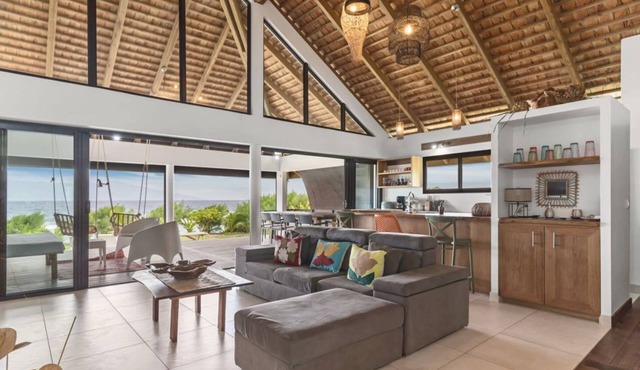 Coastal Bliss: 1BR Bungalow by the Sea in Moorea