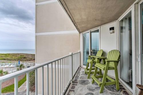 Colorful Beachfront Condo w/Resort Amenities