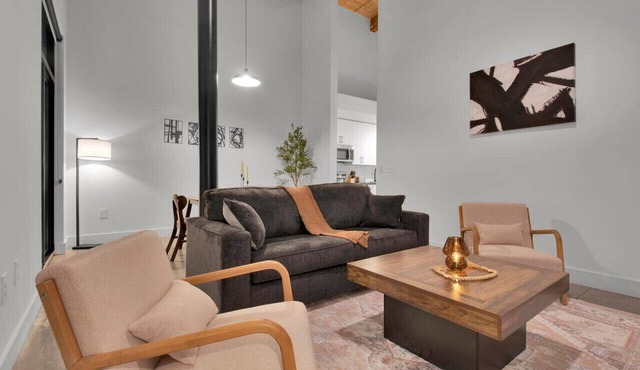 Comfortable 2BD | Pool & Gym Near DT GVL!