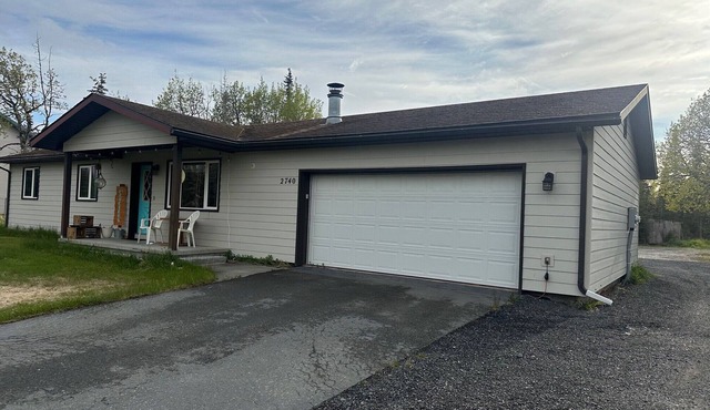 Comfortable, convenient, 3 bed 2 bath house with heated garage