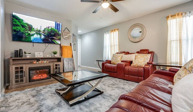 Comfortable near Lackland & Downtown/Easy access I35