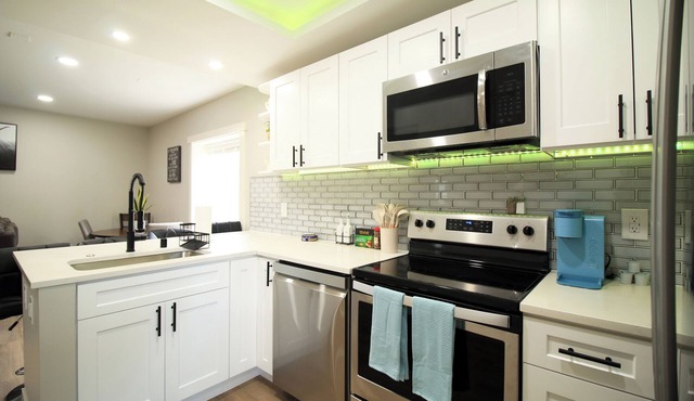 Comfy Modern Historic Everett Stay A