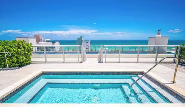 CONDO @Hollywood BEACH ✦Rooftop POOL and HOT Tub ✦STEPS to BEACH ✦ PET Friendly!