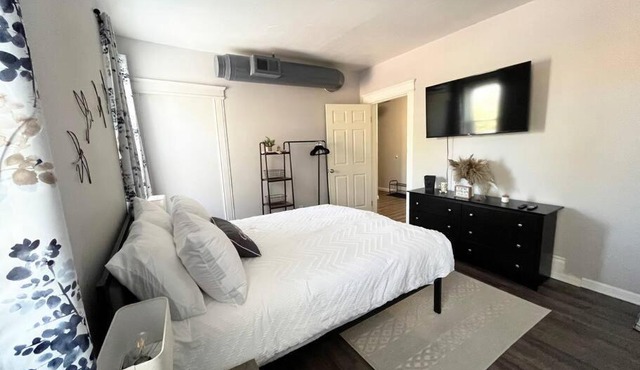 Conteporary Upgraded DT CLE 2br Apt - Sleeps 6-7!