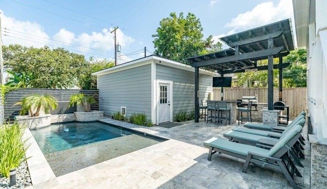 Coral Cottage - Enjoy the Posh Life! Heated Pool, Spa, Fireplace!