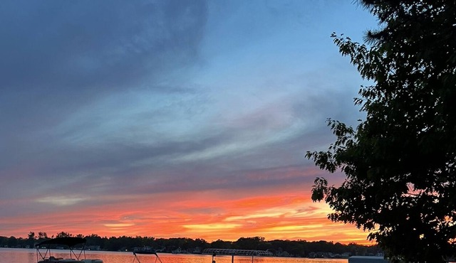 Cottage on Devils Lake, sleeps up to 15, sandy bottom, great swimming, dock.