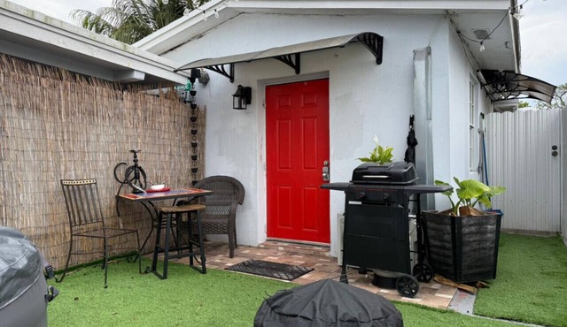 Cottage w/Private Firepit, Entrance, Pking & BBQ