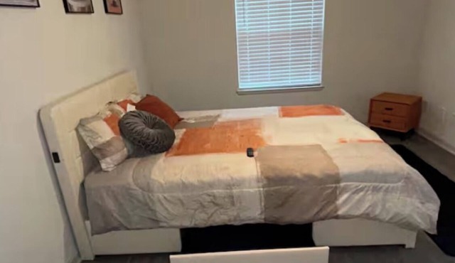 Cozy 1-bedroom apartment in charming Buckhead/Brookhaven with AC and gym access
