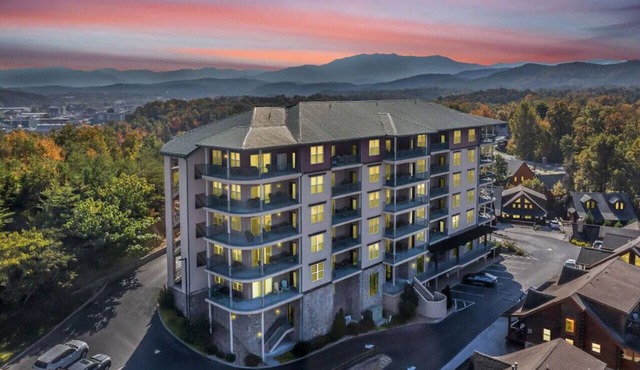 Cozy 2-bedroom condo with mountain views, amazing sunsets, pool, hot tub, & more