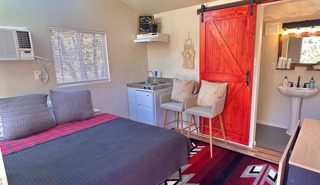Cozy and Quiet Tiny House Cottage with Skylight 2 Minutes from Main Street