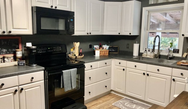 Cozy little house! Located next to Camp Lejeune and a short drive to the beach!