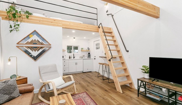 Cozy & Modern Tiny Home with Beautiful Valley View close to PDX