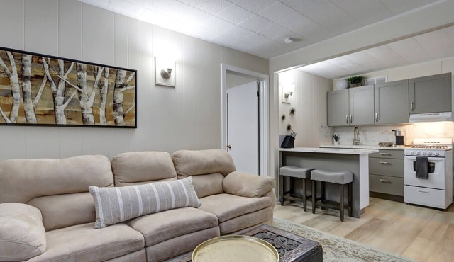 Cozy Private Cottage- 5 min. walk to Coastal Trail, Restaurants, Park Strip