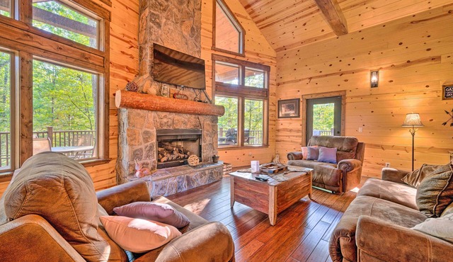 Creekside Broken Bow Cabin w/Hot Tub & Fire Pit!