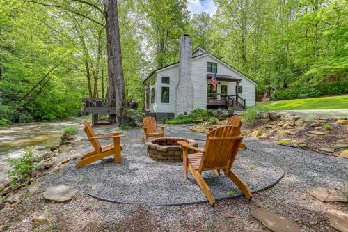 Deck & Fire Pit Bliss: Mountaintown Creek Cottage!