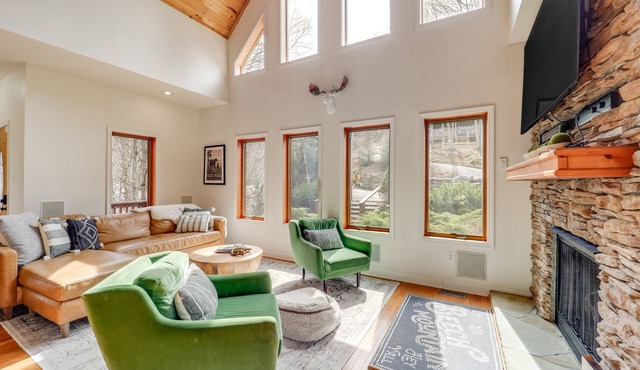 Deck + Scenic Views: Beech Mtn Group Getaway