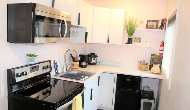 Delightfully Modern Studio/Tiny House 💠 D《Car rental Avlble》