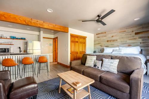 Der Steiermark Unit 108 - Cozy King Studio Off Main St & Peak 9 Base w AC, Balcony, Shared Hot Tub & Free Parking - No Fireplace