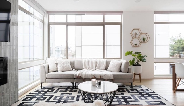Designer Urban Retreat w/Rooftop Deck & Fireplace