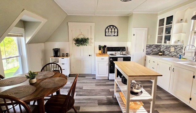 Downtown Den | Sleeps 3 | Washer/Dryer