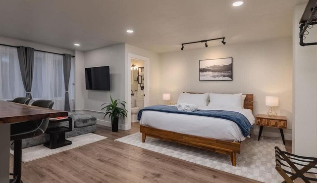 Downtown Nordic Studio - King Bed - Walkable