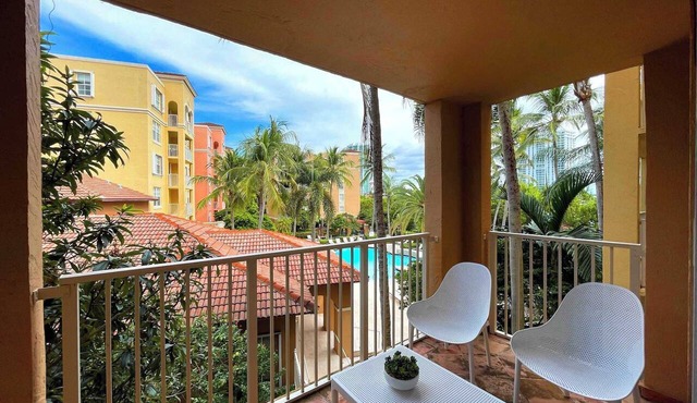 Exclusive Yacht Club Condo 10 Min to the Beach