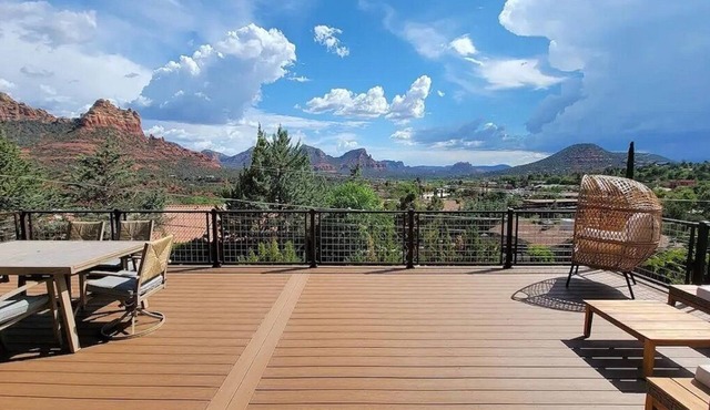 Expansive 270° Red Rock Views, nearby Hiking, Hot Tub, 4-minute walk to uptown!