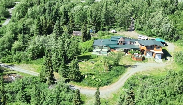 Experience Glacier View charm - cozy 1-bedroom apartment