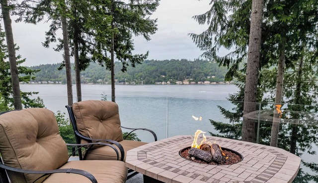 Experience Tranquility in stunning Glass House on Lake Samm in Redmond Bellevue