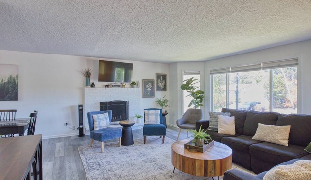 Family-Friendly 5BR Retreat – Hot Tub & Game Room