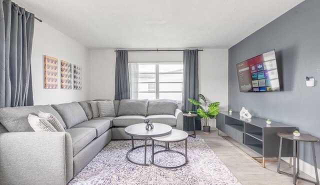 Family-Friendly Condo– Sleeps 11 - Palm Wave Stays