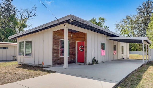 Family & Pet-Friendly Jacksonville Escape w/Yard