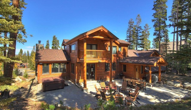 Fantastic Mountain Retreat: Stunning Log Cabin with a Hot Tub in Breckenridge, CO