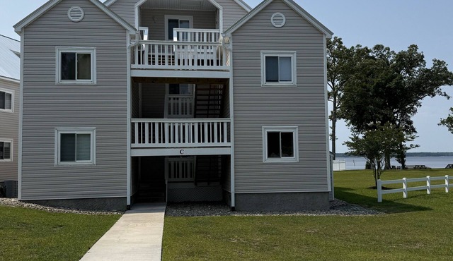 First floor 2-bedroom condo in Minnesott Beach, NC. Pool and Neuse River