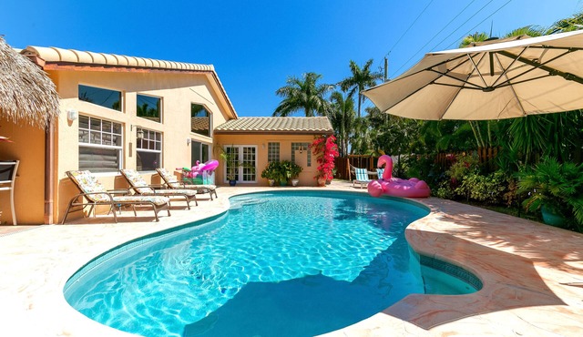 Florida Beach Retreat: Amazing Pool-Saltwater Heat, 4BR, 2 King Beds, 5 Stars