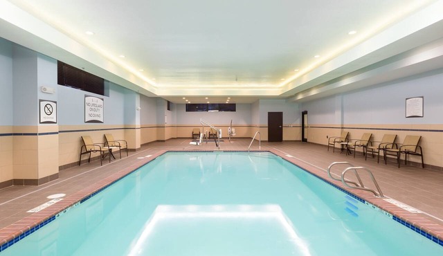 Free Breakfast. Pool Access. Suite Near Downtown.
