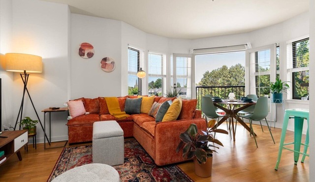 Free Parking Chic King Bed 95 Walk Score Huge Patio!