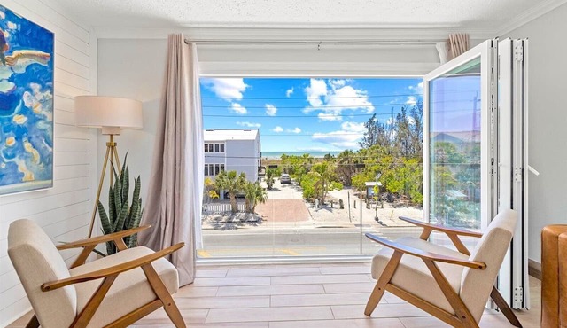 Gertrude's Siesta | Oceanview Penthouse, 12-steps Beach Path, 4-min trolley to Village