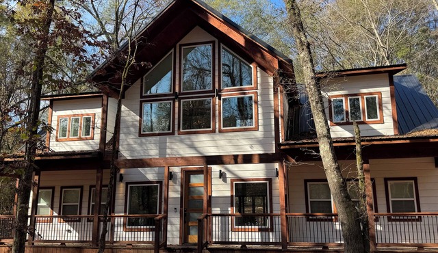 Gorgeous New Skyfall Cabin in Broken Bow Sleeps 10 in Style with Huge Deck!