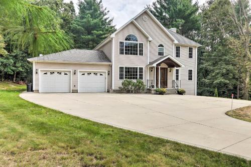Granby Home w/Deck < 1/2 Mi to Aldrich Lake!
