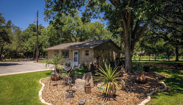 Gruene Country Cottage- just 1 mile to Gruene & 1/2 Mile to the Guadalupe River