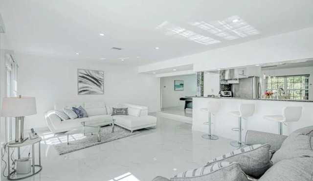 Heated pool,Spacious modern 3-bed/2 bath ,/5 mile to the beach.Water canal view