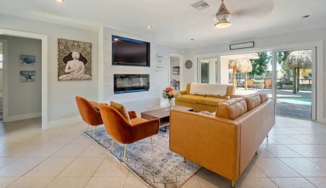 Heated Pool+Tiki+Canal! 10 Mins to beach, Sleeps 10