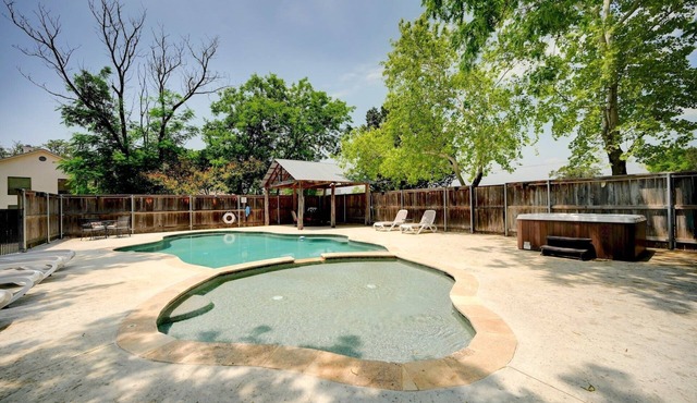 Hill Country Home on the Blanco River, Pool, Hottub, Game Room