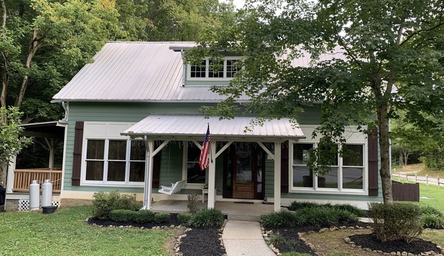 Historic Creekside Cottage - A quiet place for rest and relaxation. Come stay!