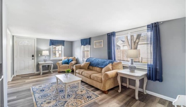Home w/King Bed & Fire pit centrally located