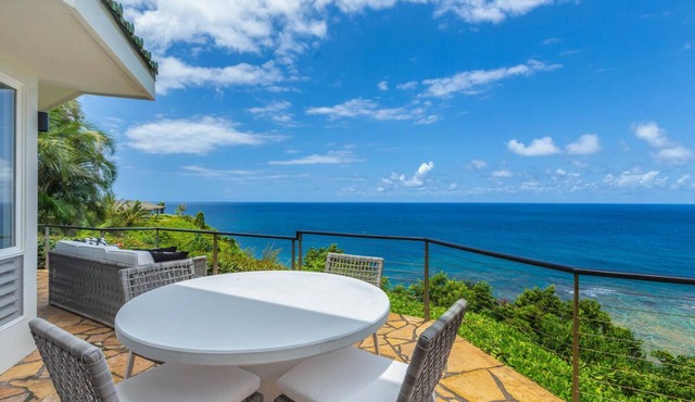 Honu Awa: Upscale Oceanfront Home w/Pool, AC & Cliffside Views