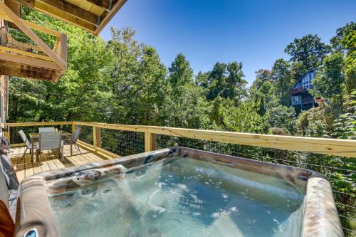 Hot Tub & Resort Perks! Gatlinburg Mtn Retreat