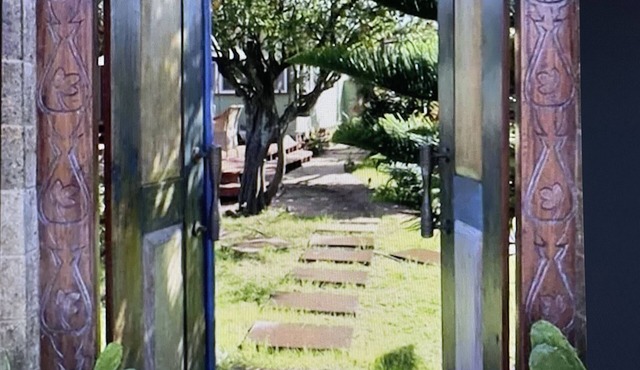 House in the heart of Haleiwa Town! Walk to restaurants, shops, and beaches!