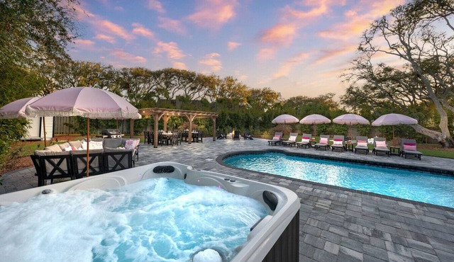 Huge Backyard, EPIC Game Room, Heated Pool, Beach, Hot Tub, Fire Pit, Sleeps 24